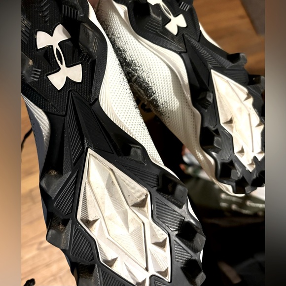 Boys Under Armour Cleats - Picture 4 of 4
